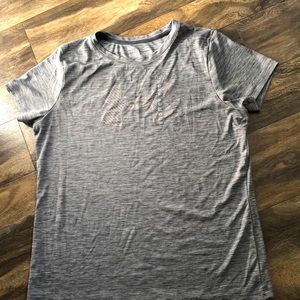 NWOT Women’s Under Armour T-Shirt - Size XL